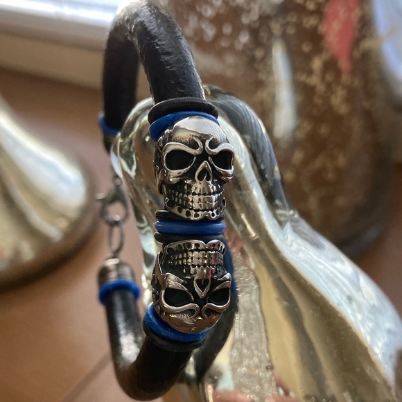 Men’s Leather Skull Bracelet - Picture 3 of 5